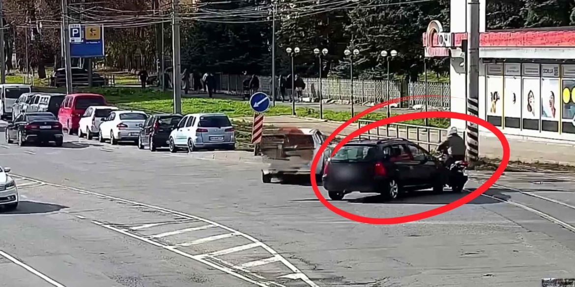У Вінниці камери спостереження зафіксували зіткнення авто та мотоцикла У Вінниці камери спостереження зафіксували зіткнення авто та мотоцикла