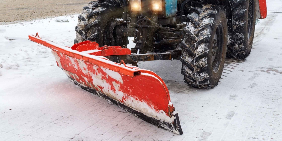 У Вінниці комунальні служби продовжують протиожеледну обробку тротуарів і доріг