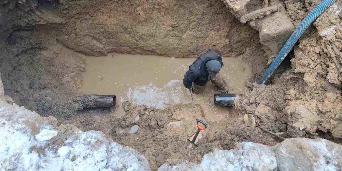 У Вінниці комунальники ліквідовують порив водогону на вул.Андрія Первозванного