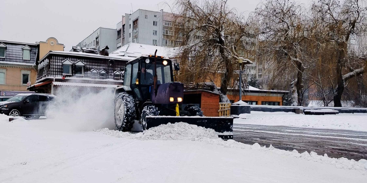У Вінниці комунальники розчищають територію від снігу, готуються до морозів