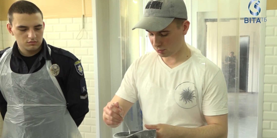 У Вінниці курсанти випікали хліб для поранених захисників напередодні Великодня