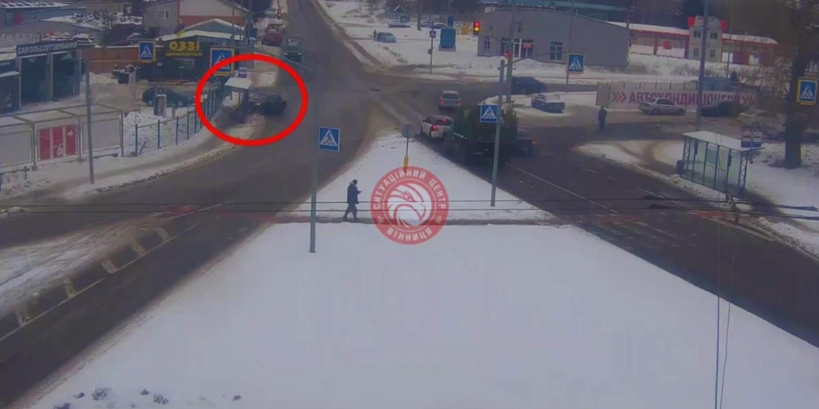 У Вінниці легковик ледь не розтрощив зупинку громадського транспорту