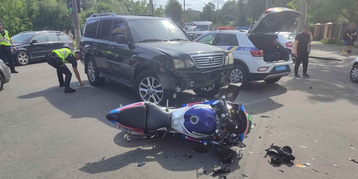 У Вінниці Lexus підім'яв під себе Suzuki - мотоцикліст у лікарні