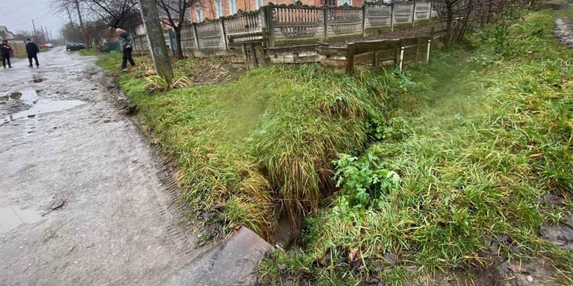 У Вінниці мешканець скидав рідкі відходи у міський струмок