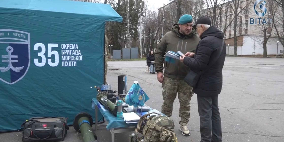 У Вінниці морпіхи з двох бойових бригад навчали цивільних керувати дронами