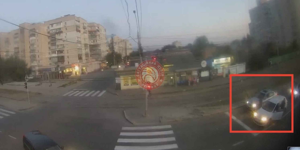 У Вінниці мотоцикліст зіткнувся одразу з двома авто