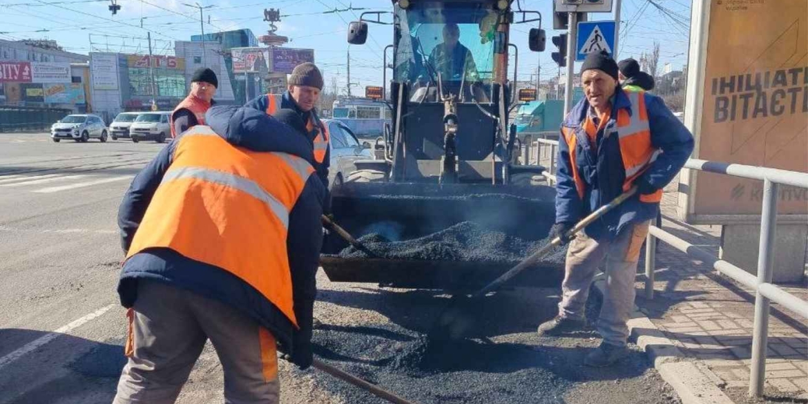 У Вінниці на аварійний ремонт доріг вийшло вісім бригад