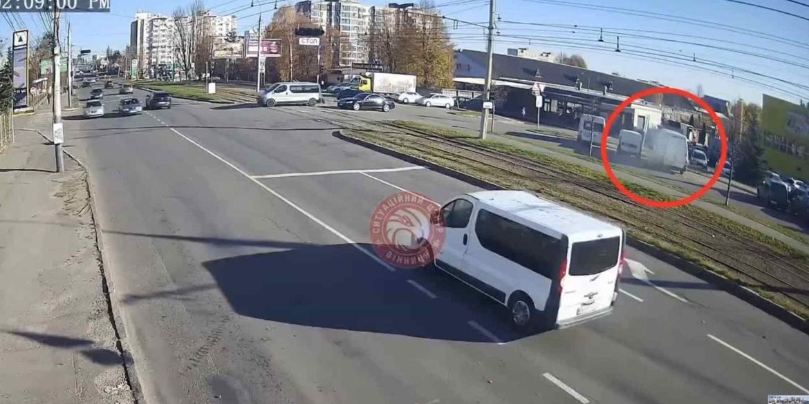 У Вінниці на автопарковці загорівся мікроавтобус