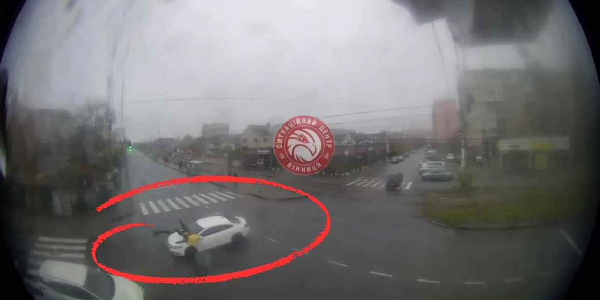 У Вінниці на перехресті водій легковика збив велосипедиста