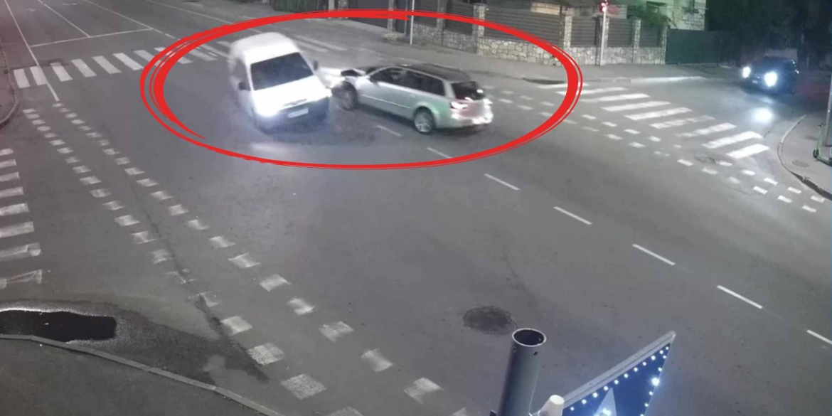 У Вінниці на перехресті зіткнулись два авто — зламана світлофорна опора
