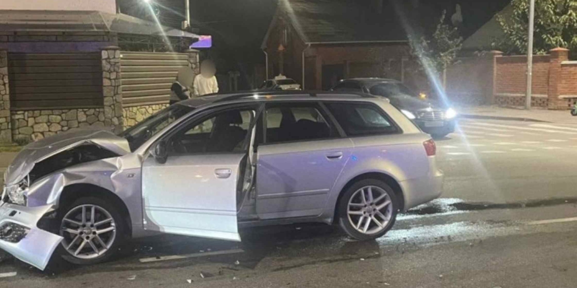У Вінниці на перехресті зіткнулись два автомобілі, один з водіїв травмувався