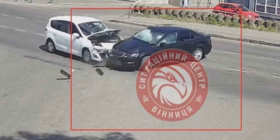 У Вінниці на перехресті зіткнулись два автомобілі