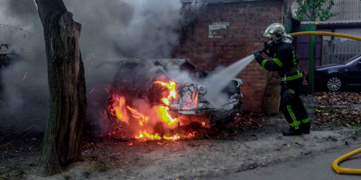 У Вінниці на вул.Матроса Кішки згоріло занедбане авто У Вінниці на вул.Матроса Кішки згоріло занедбане авто