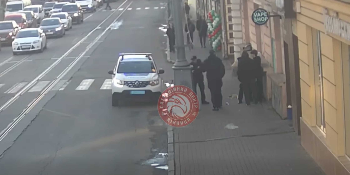 У Вінниці на вулиці Соборній підлітки розмалювали фасад будівлі