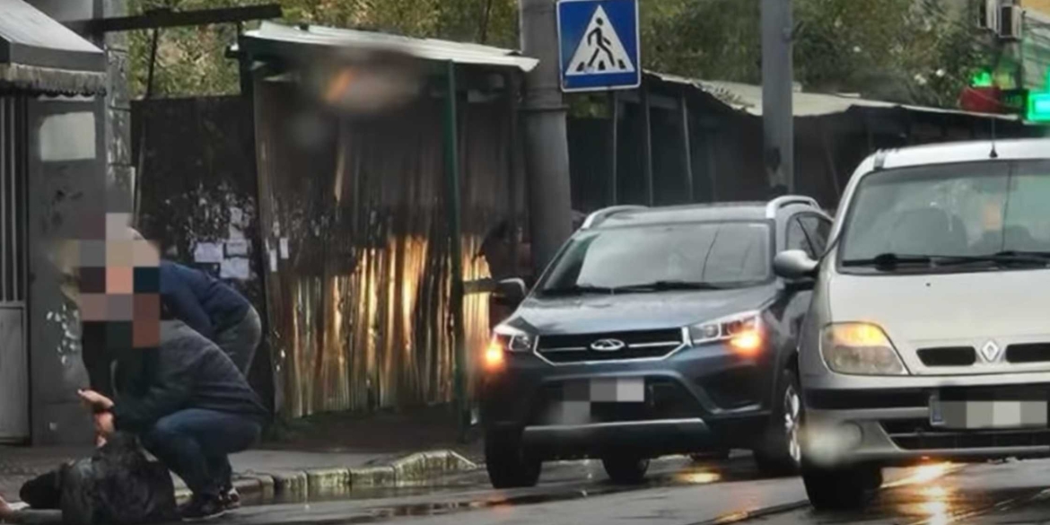 У Вінниці на вулиці Соборній пішохід потрапив під колеса автомобіля Renault