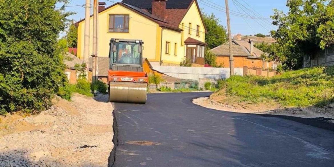 У Вінниці облаштували дорожнє покриття, підняли люки та укріпили узбіччя вул. Чумацька