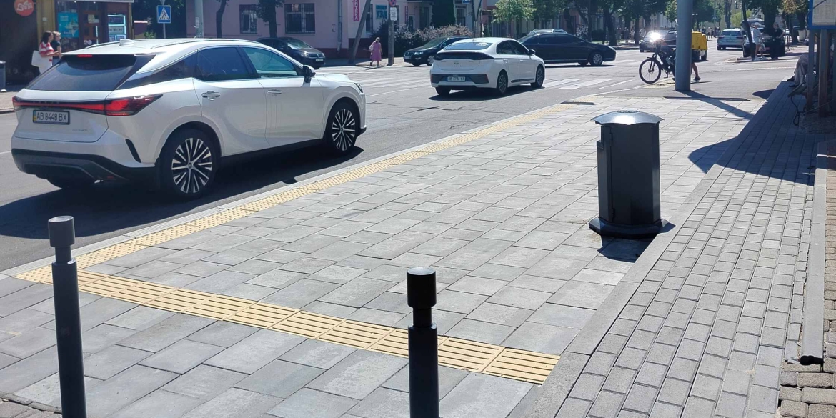 У Вінниці облаштували доступну зупинку на вулиці Грушевського