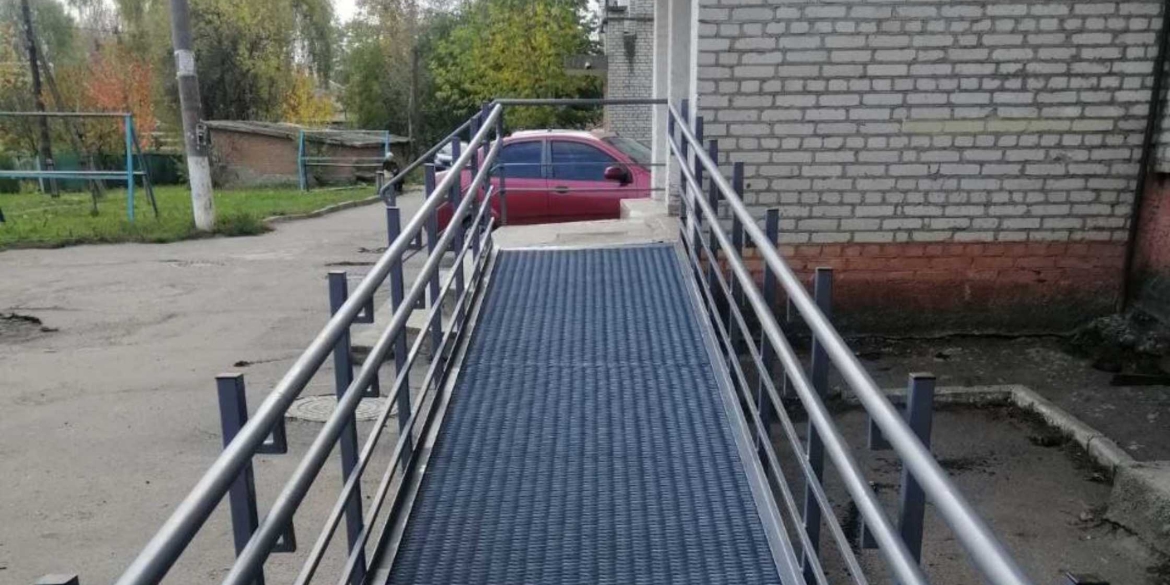 У Вінниці облаштували пандус біля багатоповерхівки на вулиці Павла Тичини У Вінниці облаштували пандус біля багатоповерхівки на вулиці Павла Тичини