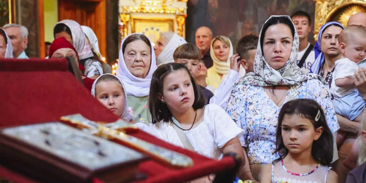 У Вінниці окропили учнів і студентів, які просили благословення на добре навчання