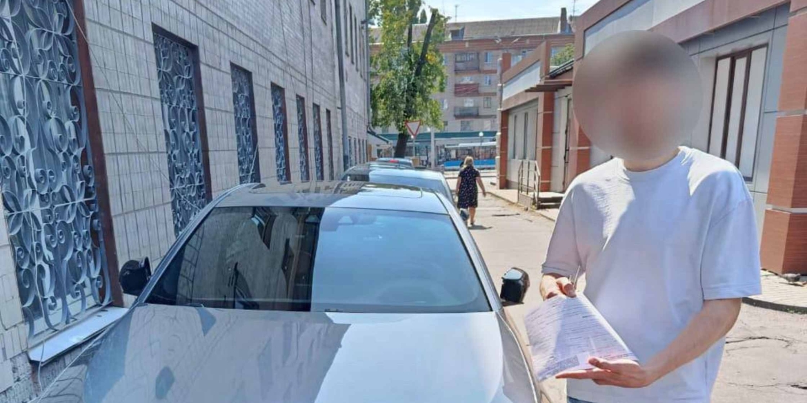 У Вінниці оштрафували водія BMW, який дозволив пасажирам вилазити на вікна під час руху авто