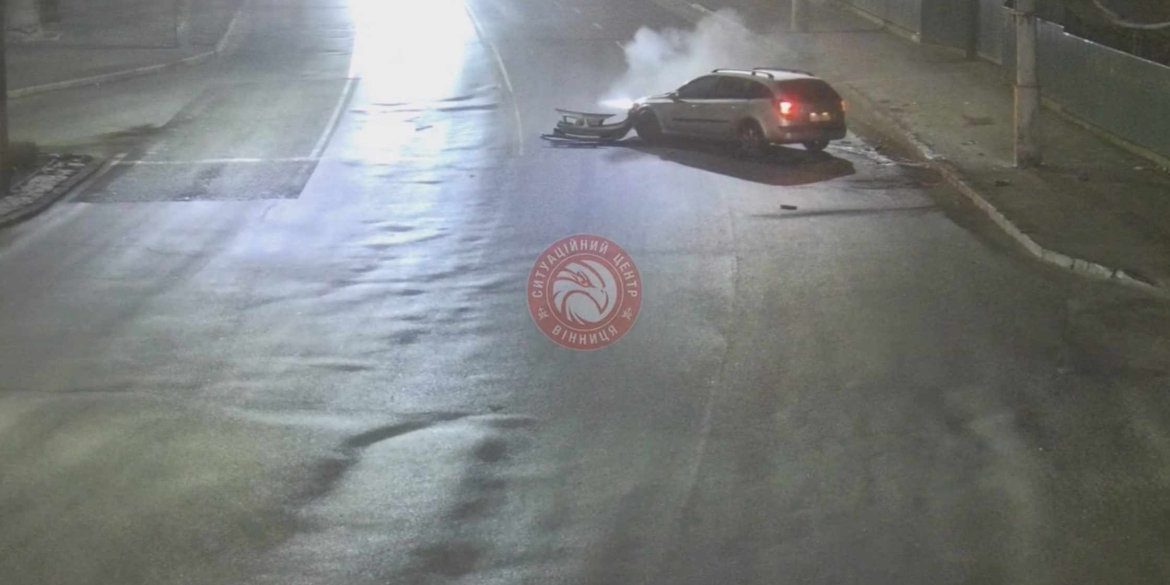 У Вінниці п'яний водій вночі протаранив автомобілем електропору