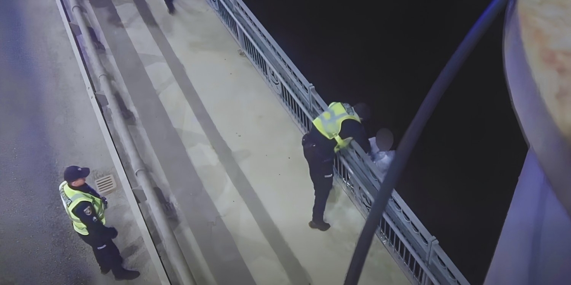 У Вінниці патрульні та нацгвардійці врятували жінку, яка намагалася стрибнути з Київського мосту