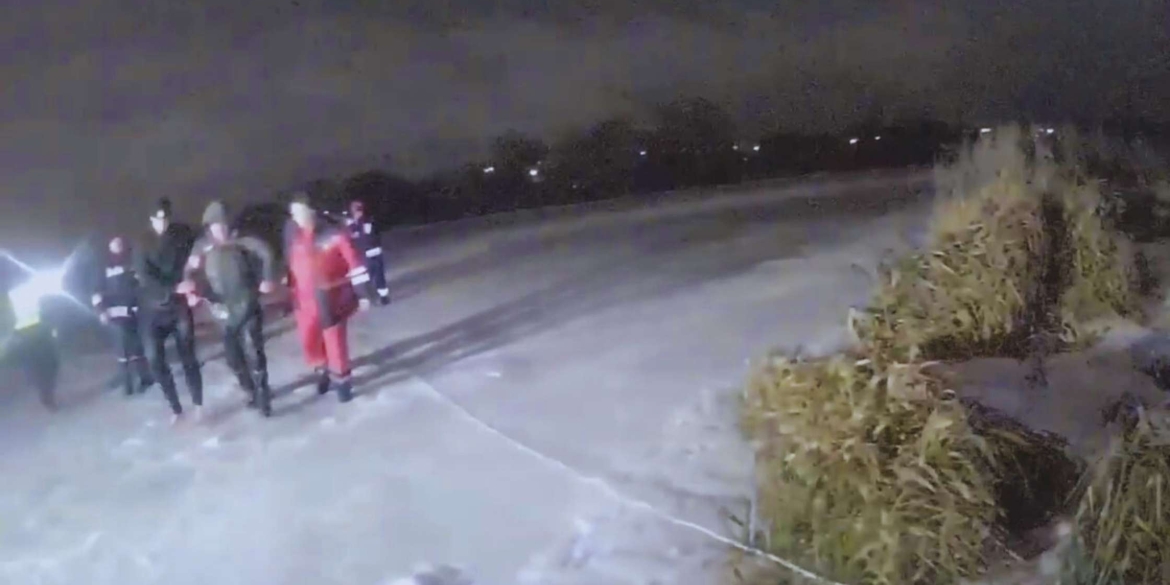 У Вінниці патрульні врятували чоловіка, який провалився під кригу Південного Бугу