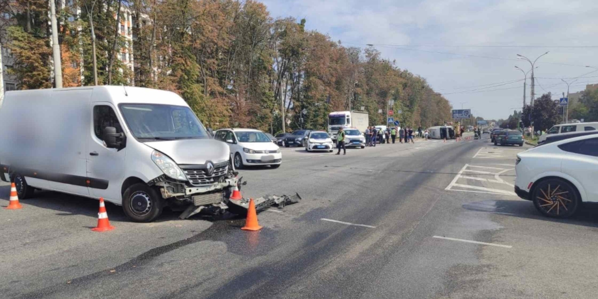 У Вінниці перекинувся мікроавтобус із пасажирами