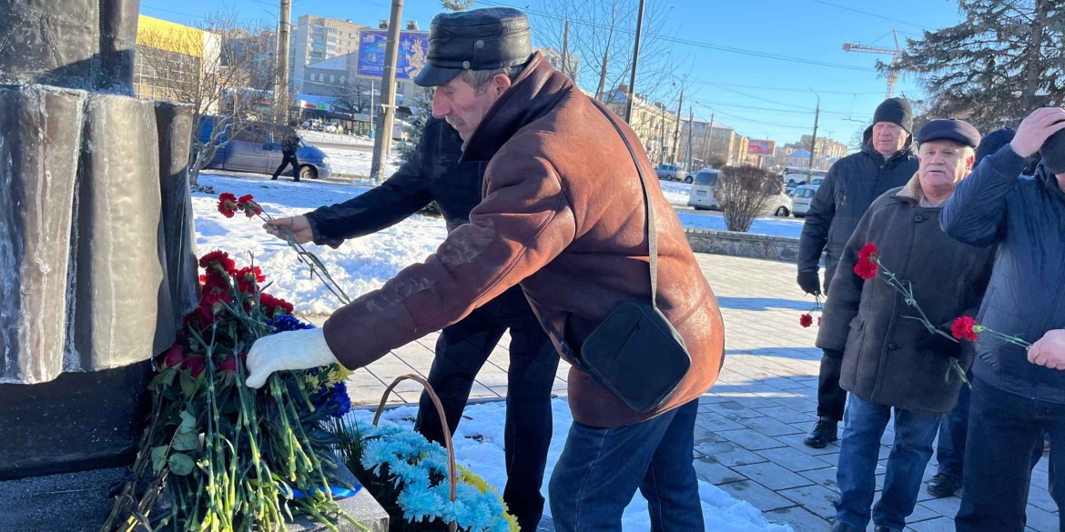 У Вінниці поклали квіти до пам'ятника жертвам чорнобильської трагедії 