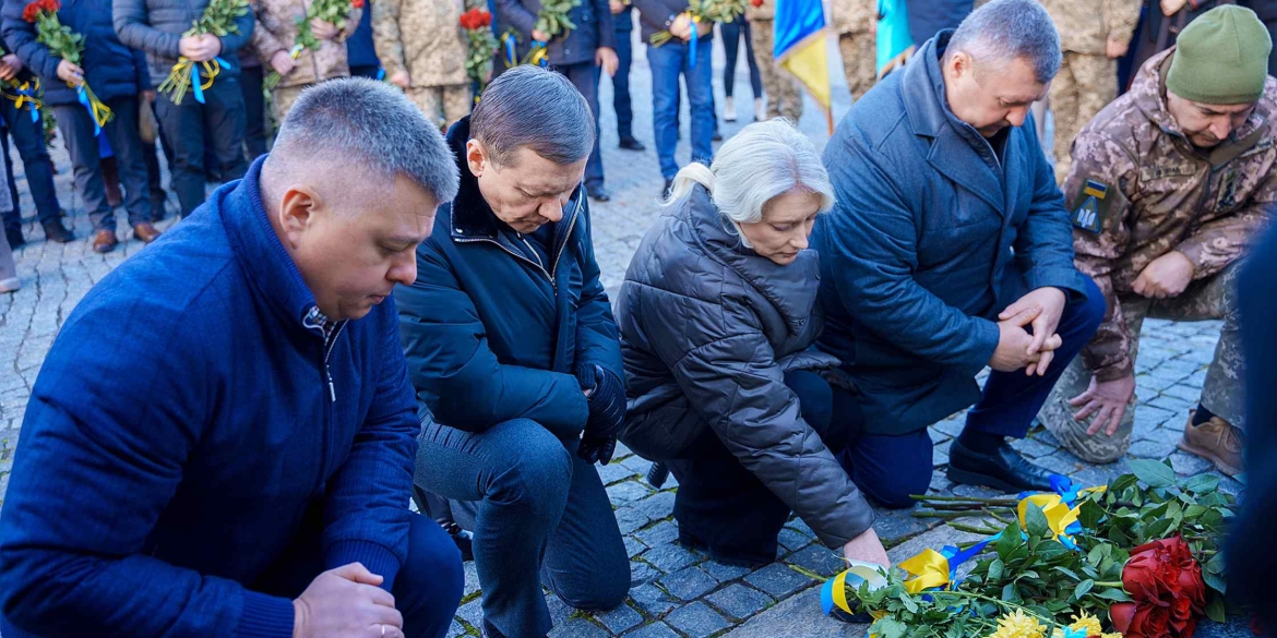 У Вінниці поклали квіти до пам’ятного знаку Небесній Сотні і загиблим героям війни