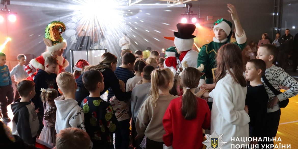 У Вінниці поліцейські подарували дітям справжнє Новорічне свято