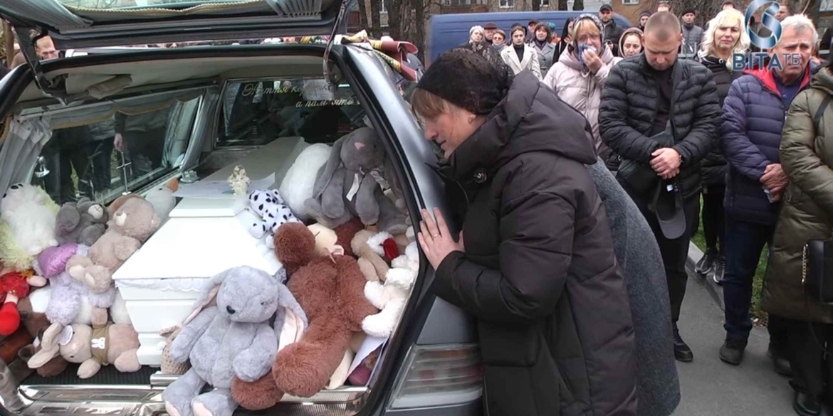 У Вінниці попрощались із 7-річною Ангеліною, яка три тижні боролась за життя після ДТП