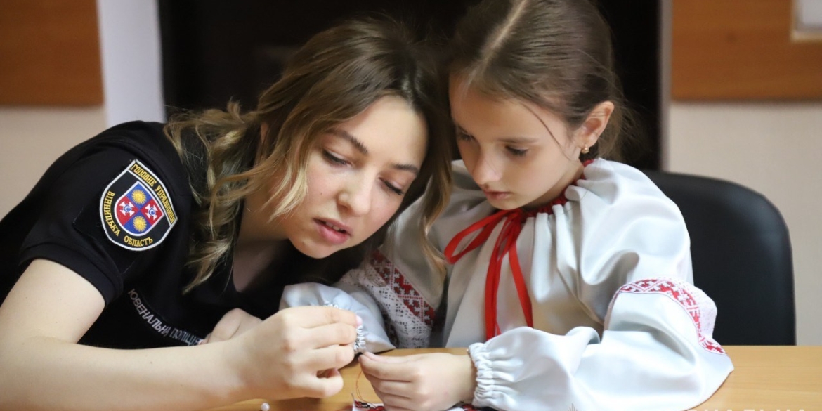 У Вінниці працівники ювенальної превенції разом із дітками виготовили український оберіг