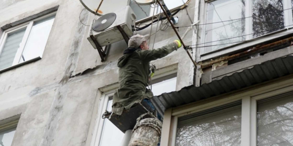 У Вінниці ремонтують міжпанельні шви багатоповерхівки на вулиці 600-річчя У Вінниці ремонтують міжпанельні шви багатоповерхівки на вулиці 600-річчя