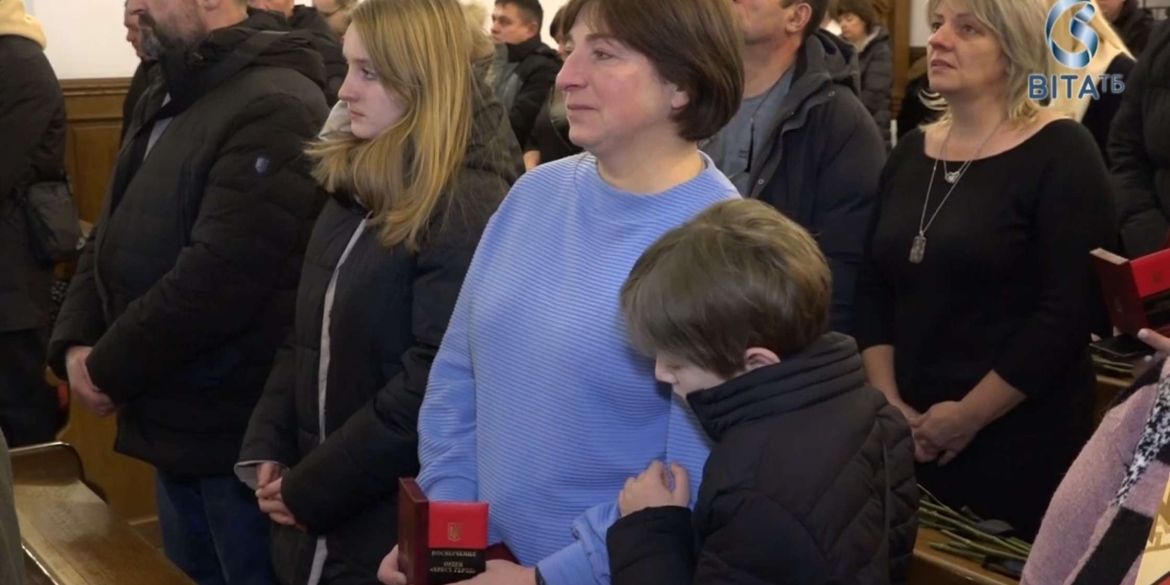  У Вінниці родинам полеглих Азовців вручили посмертну відзнаку Хрест Героя