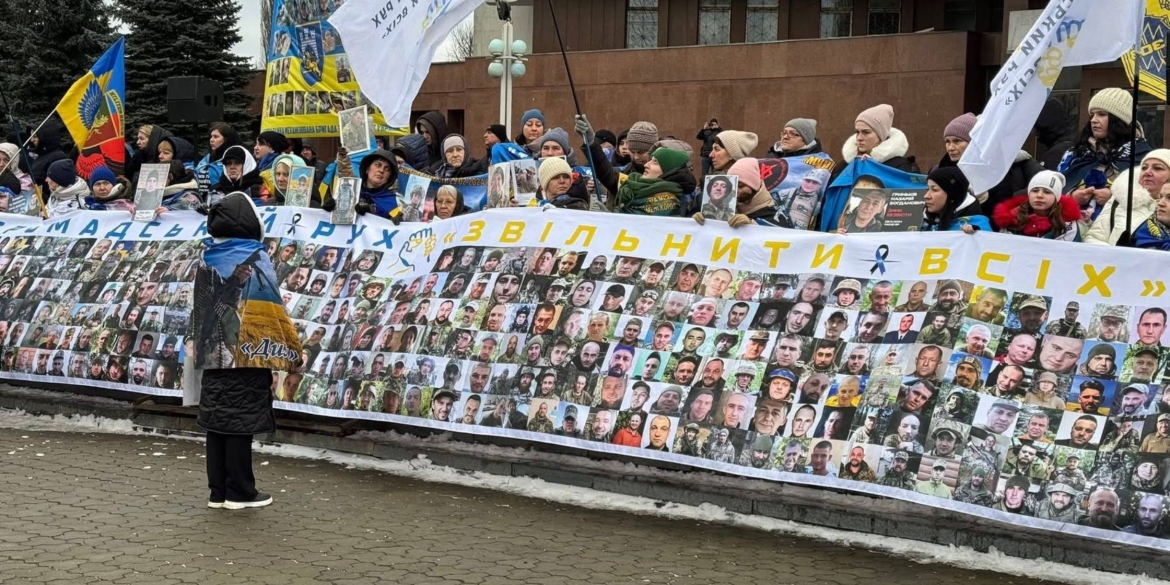 У Вінниці розгорнули найбільший в Україні прапор із фотографіями військовополонених