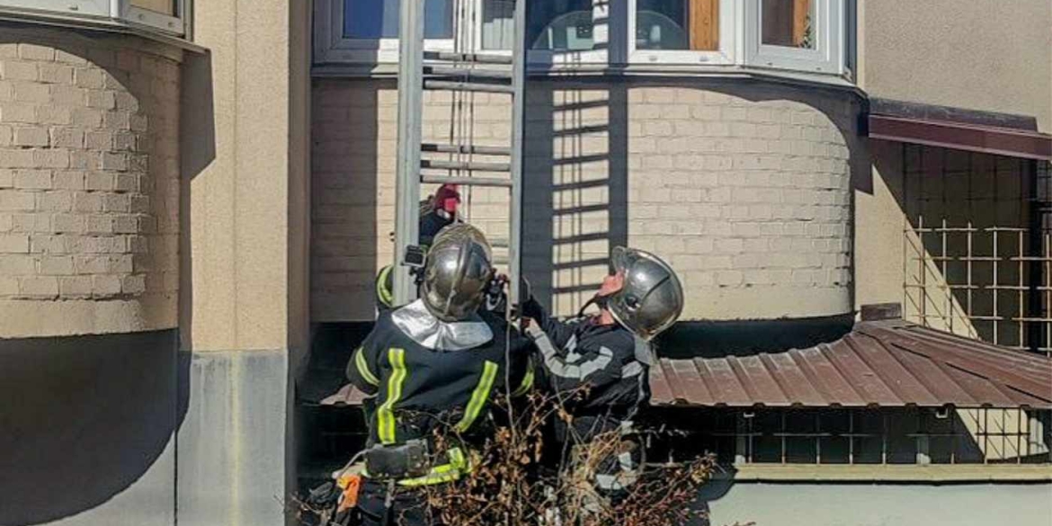 У Вінниці рятувальники екстрено відкривали двері у квартирі в багатоповерхівці