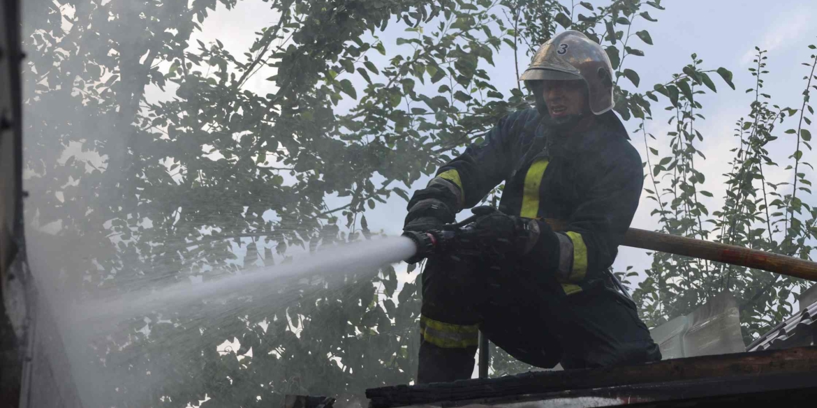У Вінниці рятувальники ліквідували пожежу на території приватної садиби