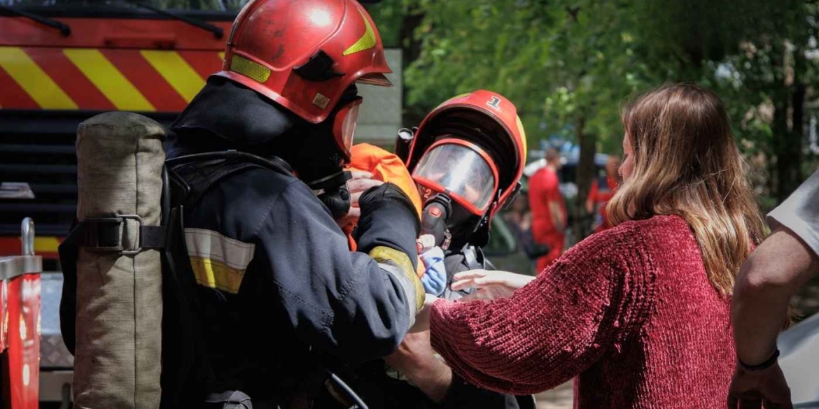 У Вінниці рятувальники вивели з охопленого димом під'їзду немовля та врятували літню жінку