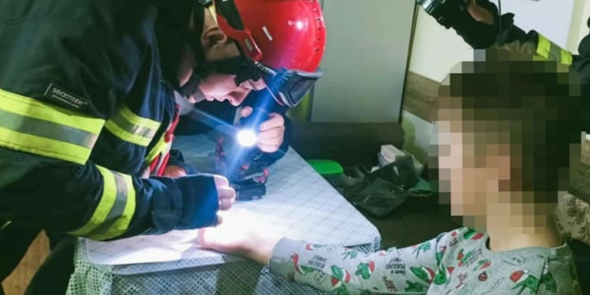 У Вінниці рятувальники знімали кришку від пляшки з пальця 12-річного хлопчика