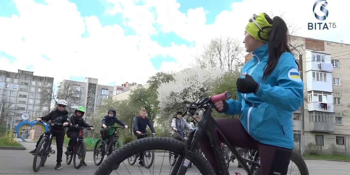 У Вінниці школярі опановують ази безпечного велоруху від правильного старту до їзди в колоні