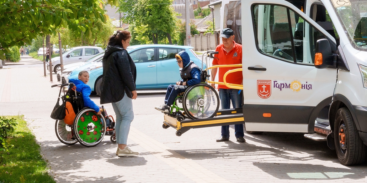У Вінниці Служба перевезення людей на кріслах колісних за пів року надала понад 6,5 тисяч послуг
