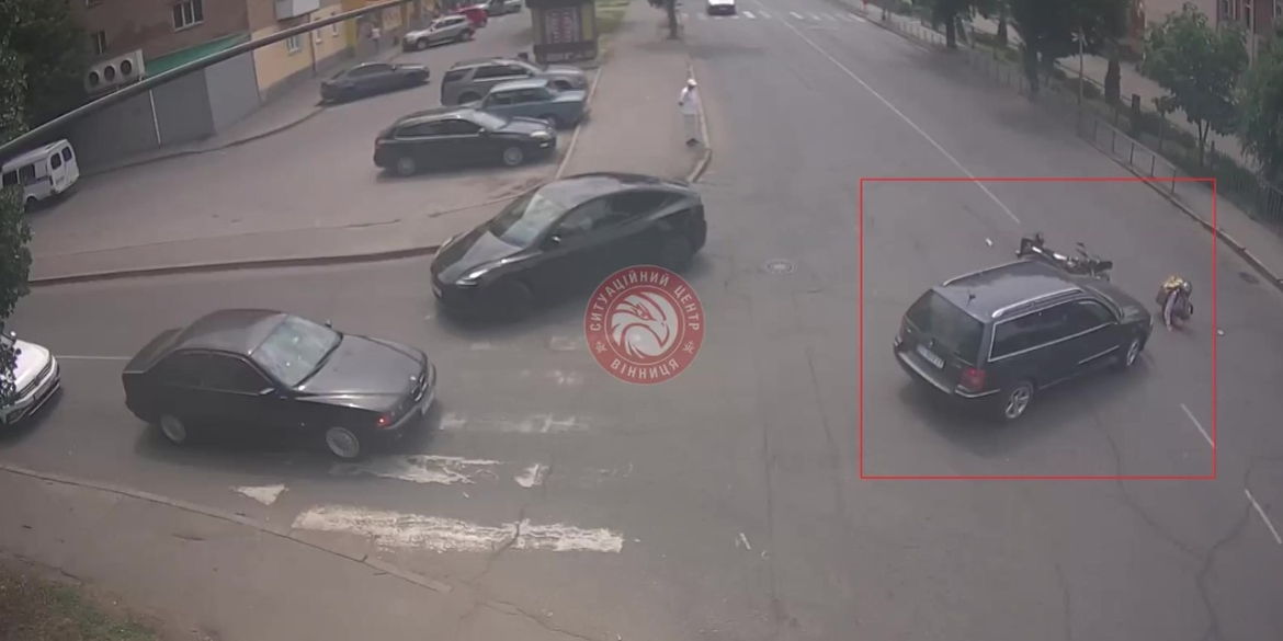 У Вінниці зіткнулись легковик і мотоцикл служби доставки