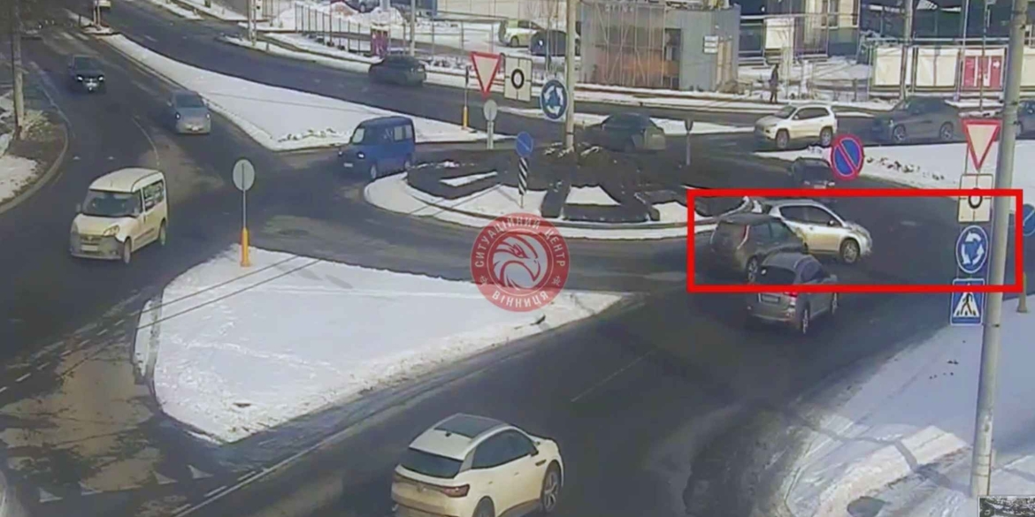 У Вінниці сталася ДТП на круговому перехресті