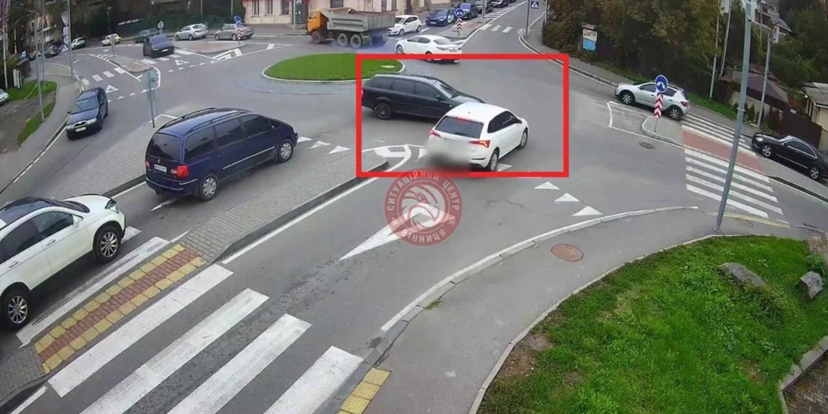 У Вінниці сталось ДТП на круговому перехресті