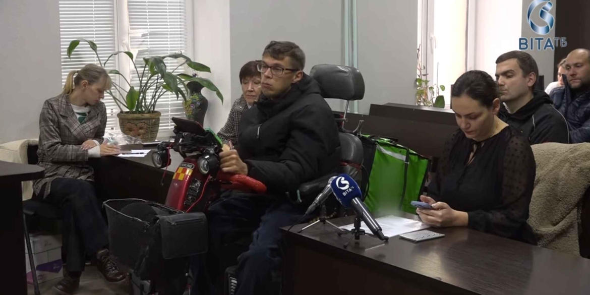 У Вінниці судять клієнтку, яка погрожувала пістолетом кур’єру з інвалідністю У Вінниці судять клієнтку, яка погрожувала пістолетом кур’єру з інвалідністю
