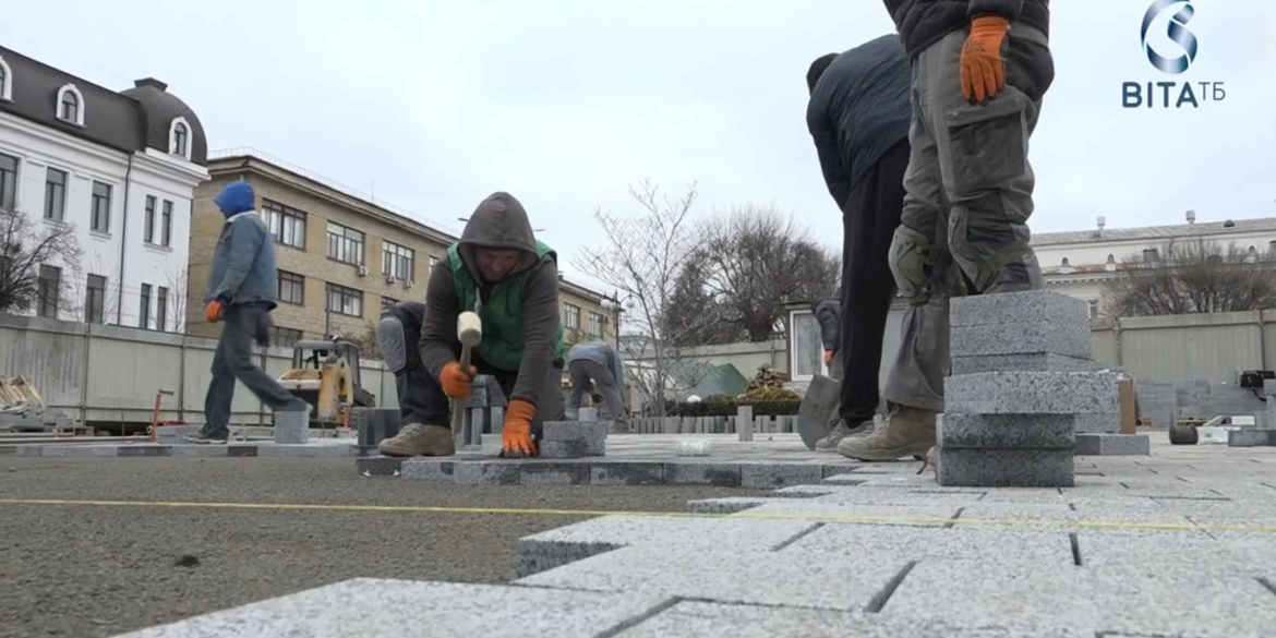 У Вінниці триває облаштування доступного простору на частині Майдану Небесної сотні