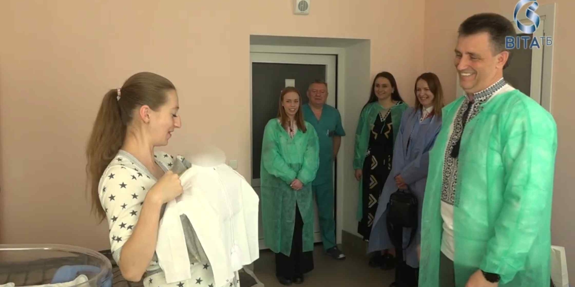 У Вінниці у День вишиванки новонародженим подарували вишиті сорочки