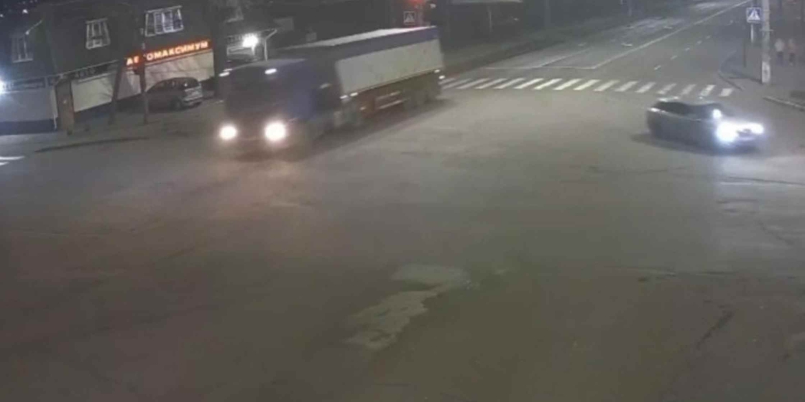 У Вінниці вантажівка вночі збила на смерть необережного пішохода У Вінниці вантажівка вночі збила на смерть необережного пішохода