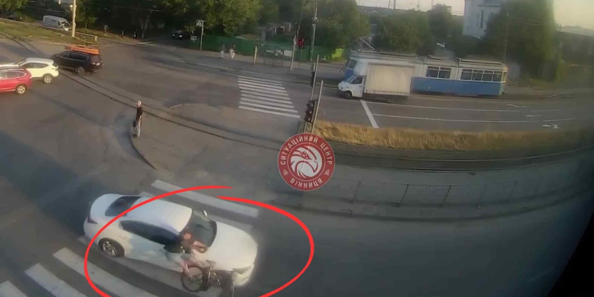У Вінниці велосипедист на перехресті влетів у легковик